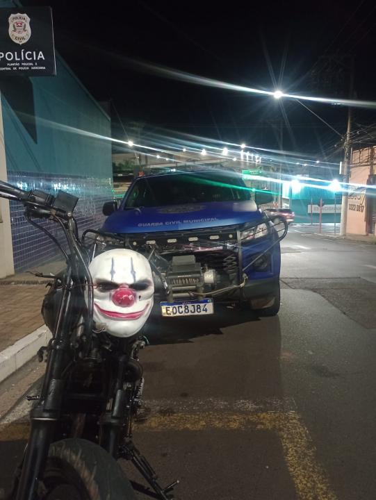 Foto 1 de 3 — GCM apreende moto adulterada com adolescentes em Araraquara
